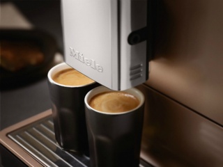 Подстраивание насадки для подачи кофе под высоту чашки