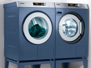 Яркие стиральные машины Miele в синем цвете