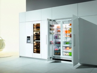 Белый холодильник на кухне