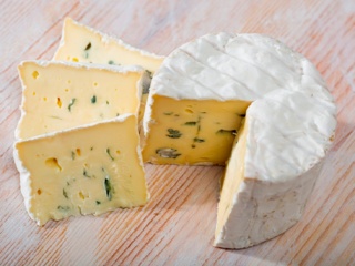 Сыр быстро плесневеет в холодильнике. Что делать?